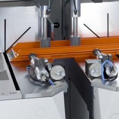 Aluminium profielen DG 142 XL 05. Dubbele verstekzaagmachine DG 142 XL elumatec