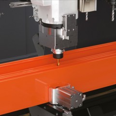 Centri di lavoro CNC SBZ 118 Piano inclinato e grande area di lavoro elumatec