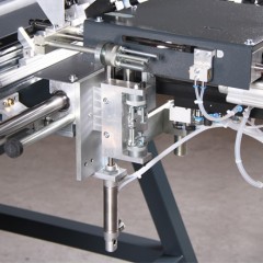 Prodotti per lavorazione Alluminio FAZ 2800/60 Centro di assemblaggio ante Avvitatrice con imboccatura e tramoggia di alimentazione manuale (opzione) Elumatec